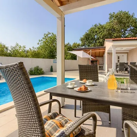 Beatiful Families Oriented Trusina With Pool Immersed In The Nature Near The Town Villa Valtura