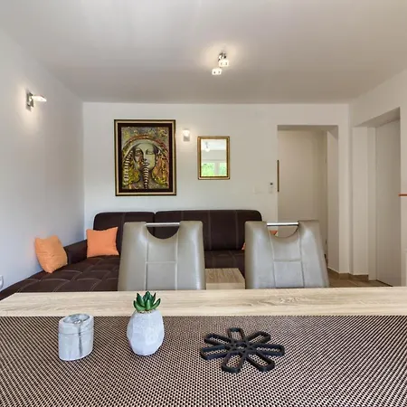 Beatiful Families Oriented Trusina With Pool Immersed In The Nature Near The Town Villa