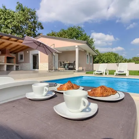 Beatiful Families Oriented Trusina With Pool Immersed In The Nature Near The Town Villa