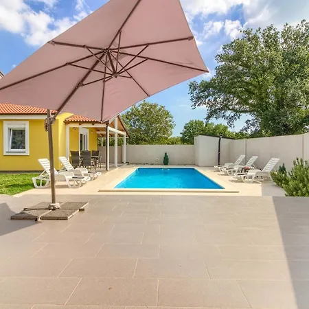 Villa Beatiful Families Oriented Trusina With Pool Immersed In The Nature Near The Town Valtura