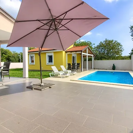 Beatiful Families Oriented Trusina With Pool Immersed In The Nature Near The Town Villa