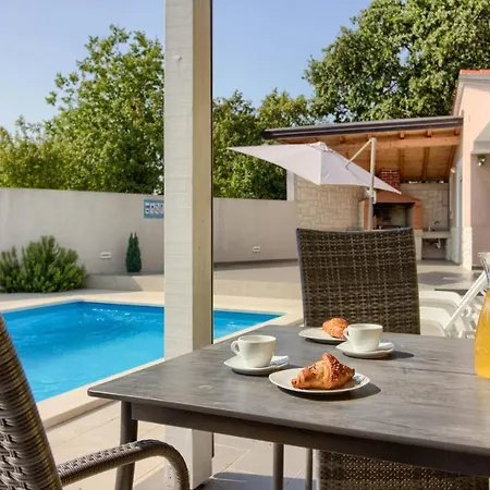 Villa Beatiful Families Oriented Trusina With Pool Immersed In The Nature Near The Town