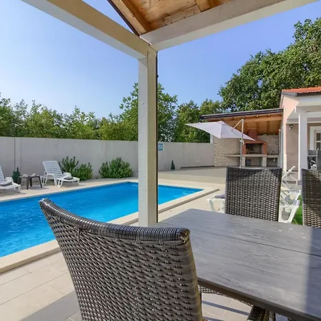 Beatiful Families Oriented Trusina With Pool Immersed In The Nature Near The Town Villa Valtura