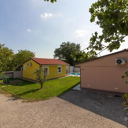 Villa Beatiful Families Oriented Trusina With Pool Immersed In The Nature Near The Town Valtura