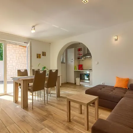 Villa Beatiful Families Oriented Trusina With Pool Immersed In The Nature Near The Town