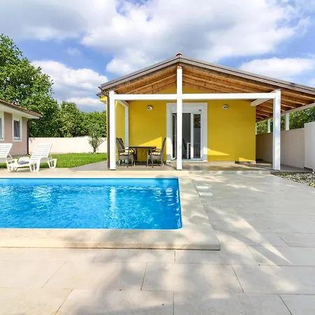 Villa Beatiful Families Oriented Trusina With Pool Immersed In The Nature Near The Town *