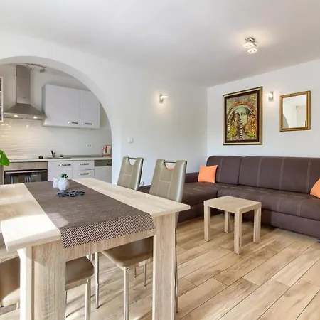 Villa Beatiful Families Oriented Trusina With Pool Immersed In The Nature Near The Town